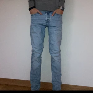 Jack & Jones Jeans  - Säljer dessa Jeans från Jack & Jones i mycket bra skick och till et bra pris. Storleken är 27/30. Hör av er vid frågor eller funderingar.🤝