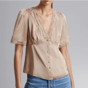 Beige spetsblus från & Other Stories - Supersöt beige blus från & Other Stories med v-ringning och spetsdetaljer. Endast använd en gång!🩵Hör av dig vid intresse🩵