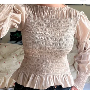 Beige blus - Använt 1 gång endast.