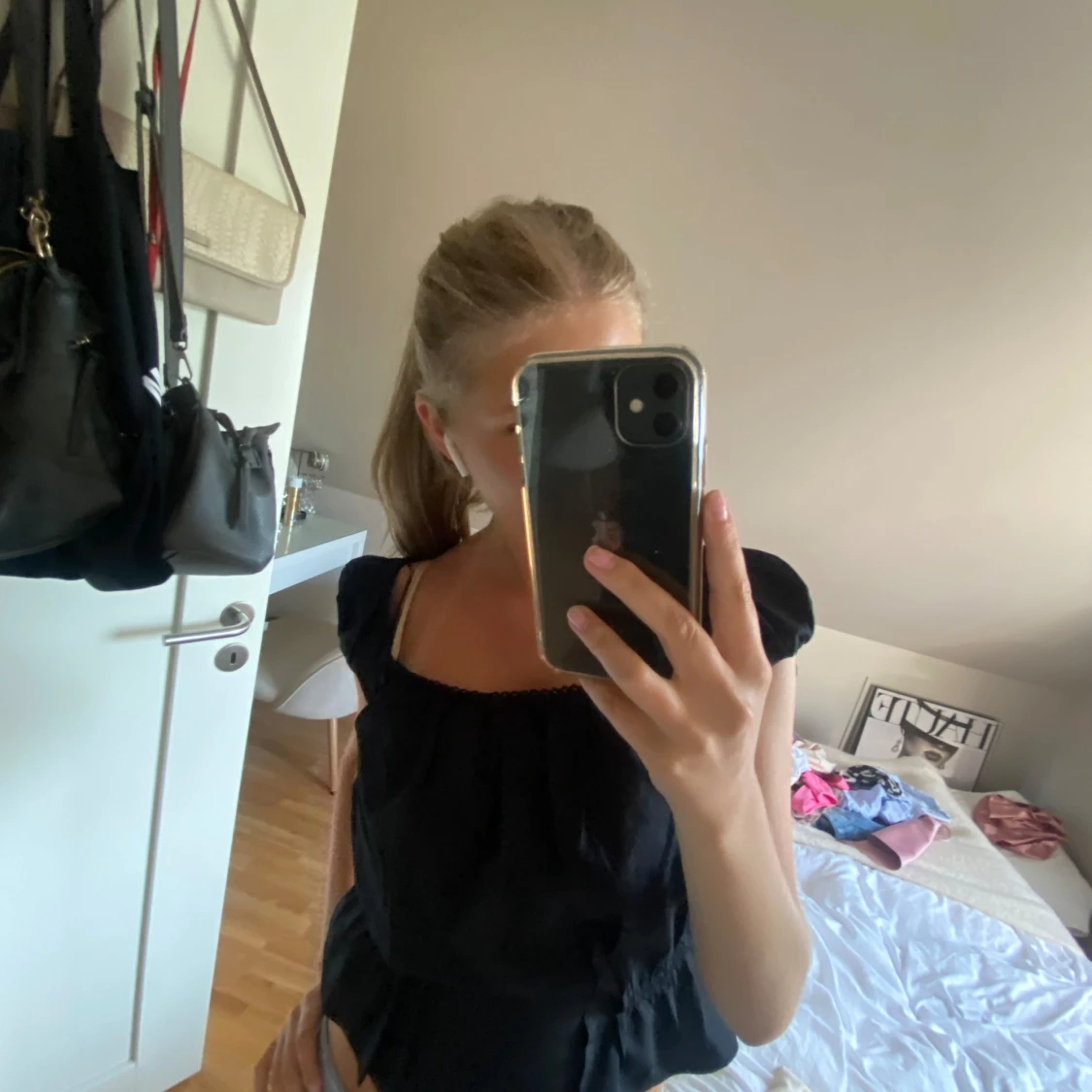 Svart blus med puffärm och spetskant - 1