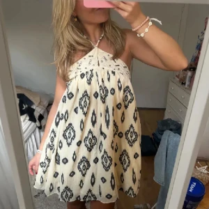 Mönstrad zara klänning - Supersöt klänning med fina detaljer! Perfekt till sommaren💘som ny