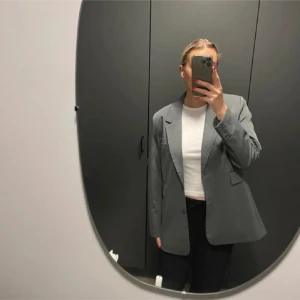 Oversized grå kavaj  - Oversized grå kavaj ifrån Bikbok i storlek M. Superbra skick och så fin! (Lånad bild) 