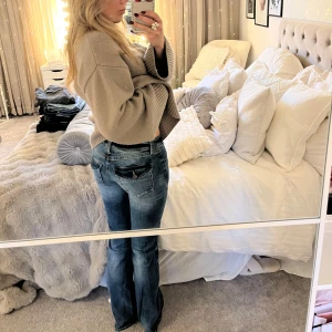 Lågmidjade jeans - Bootcut/flare Lågmidjade jeans från hm, fickor bak. Färgen på jeansen syns bäst på de tre sista bilderna. Midjemått: 33cm, innerbenslängd: 77cm