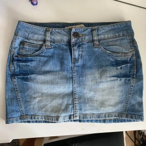 Jeanskjol - Jeanskjol från only. Inga synliga defekter. Midjemått mätt rakt: 35cm. Lite osäker om jag ska sälja så lägg gärna prisförslag! Hör av dig vid funderingar!❣️