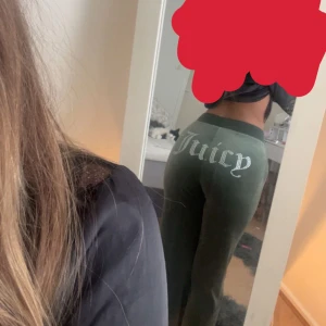 Gröna velourbyxor Juicy Couture XS - Mörkgröna mjukisbyxor från Juicy Couture i velour med snörning i midjan och strassdetaljer. Klassisk Juicy-logga i strass på baksidan och liten JC-logga fram. Sköna och trendiga byxor med normal passform och raka ben. pris kan diskuteras 💚