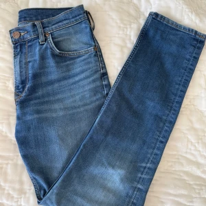 Blå Lee jeans med raka ben - Snygga blå jeans från Lee med klassisk femficksdesign och raka ben. Jeansen har mellanblå tvätt, kontrastsömmar och läderpatch med Lee-logga bak. Tillverkade i mjukt jeanstyg som sitter skönt hela dagen.