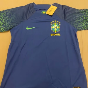 Blå Brasilien fotbollströja från Nike - Perfekt för dig som vill stötta Brasilien på match!