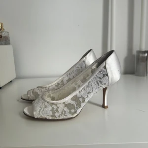 Klackar med spets  - Supersöta klackar med spets, använt ca 5 gånger, klack ca 5 cm💕