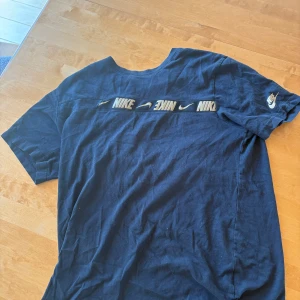 Nike T-shirt  - Svart-guldig T-shirt från Nike i storlek S. Använd mycket men inga synliga defekter och fungerar perfekt fortfarande. Säljes billigt, hör av er vid frågor och intresse!