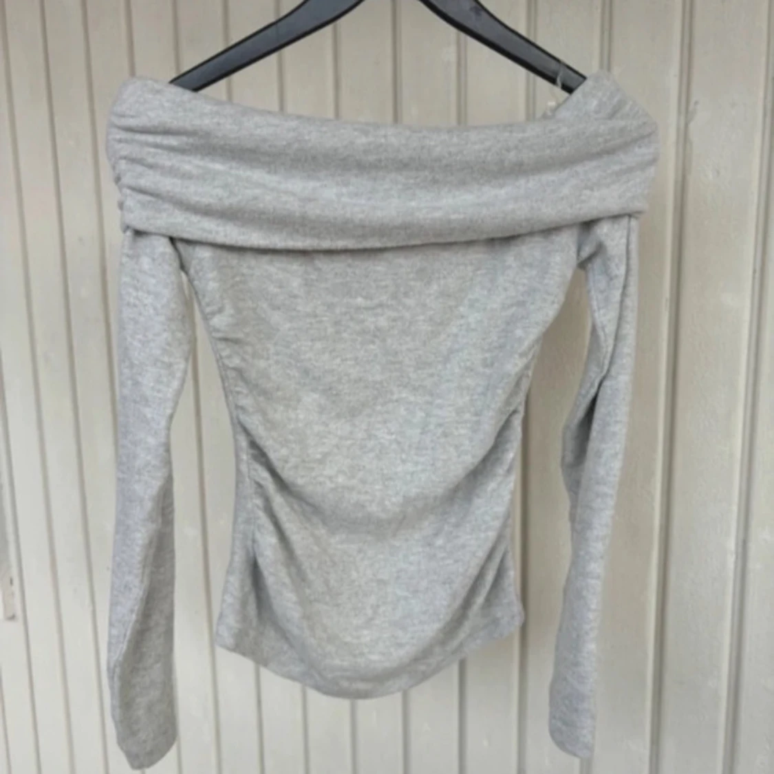 Ljusgrå offshoulder topp från Amisu