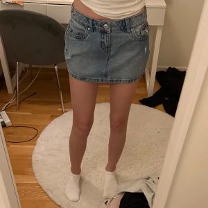 Blå jeanskjol med fickor - Säljer en jättefin kort jeanskjol från noisy may som inte säljs längre, köpte för 400 kr säljer för 200 kr💘strl xs, jättebra skick! Har lagt den billigaste frakten