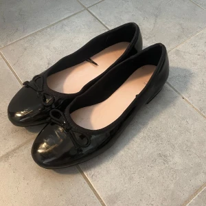 Svarta ballerina skor - Svart ballerina skor som är köpta på Zarlando, använda ca 4 gånger💗nypris 399
