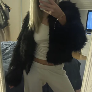 Pälsjacka - Säljer min svarta pälsjacka i storlek S, använd under 1 tillfälle, väldigt varsamt använd där av är den precis som ny🌟 priset kan diskuteras vid snabb vi affär