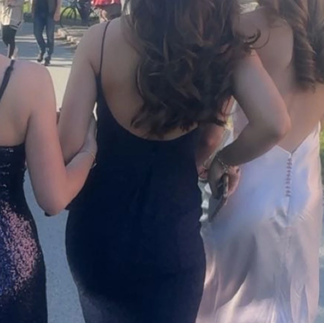 Marinblå långklänning med smala axelband - 1