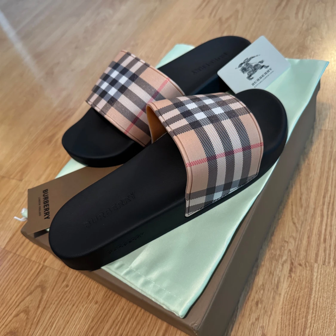 Nya Burberry Tofflor