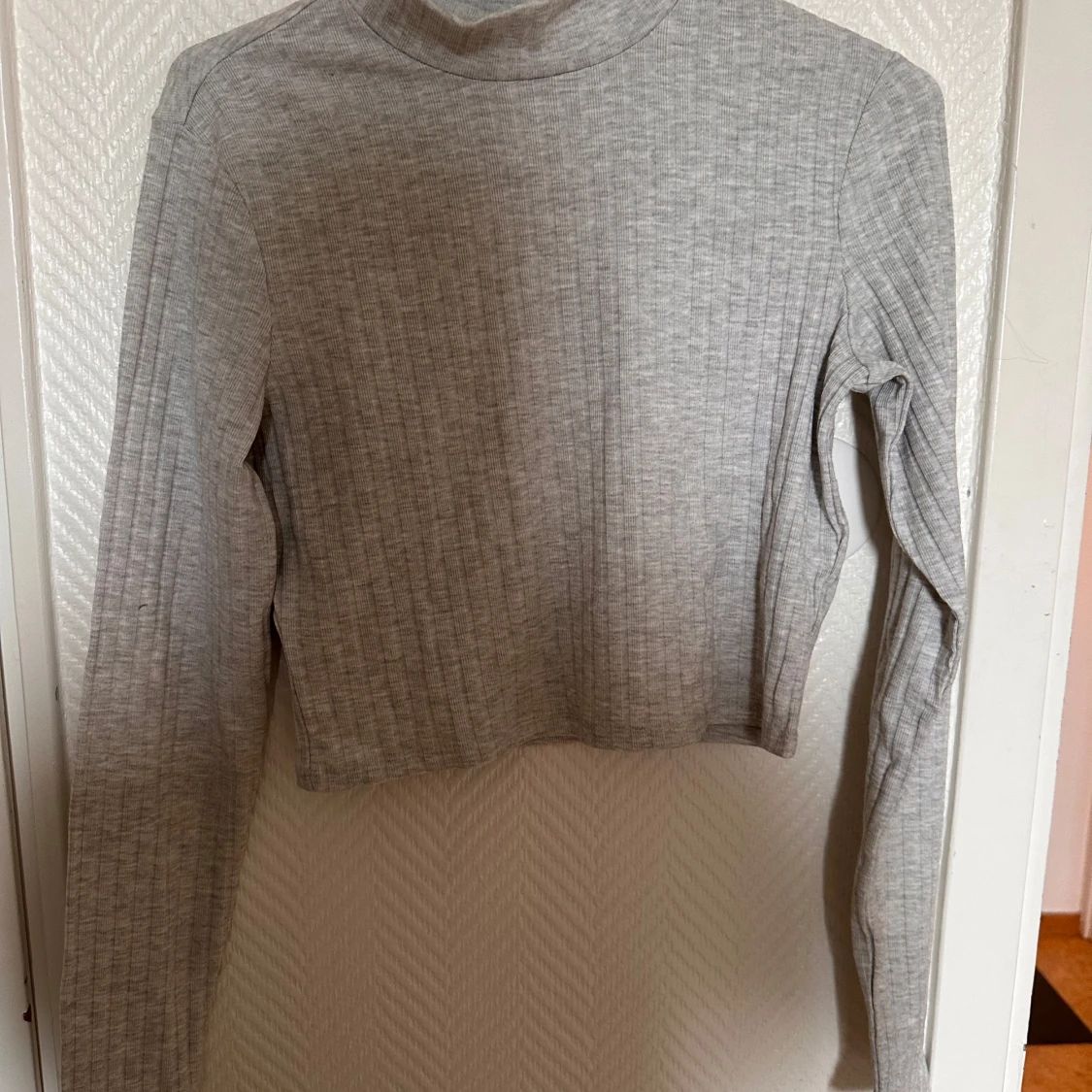 Grå ribbad croppad polotopp från H&M - 2