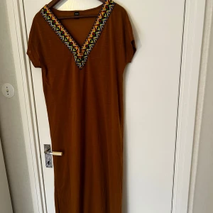 Brun klänning  - Lång fin klänning man kan ha hemma eller ute som är bekväm och elegant