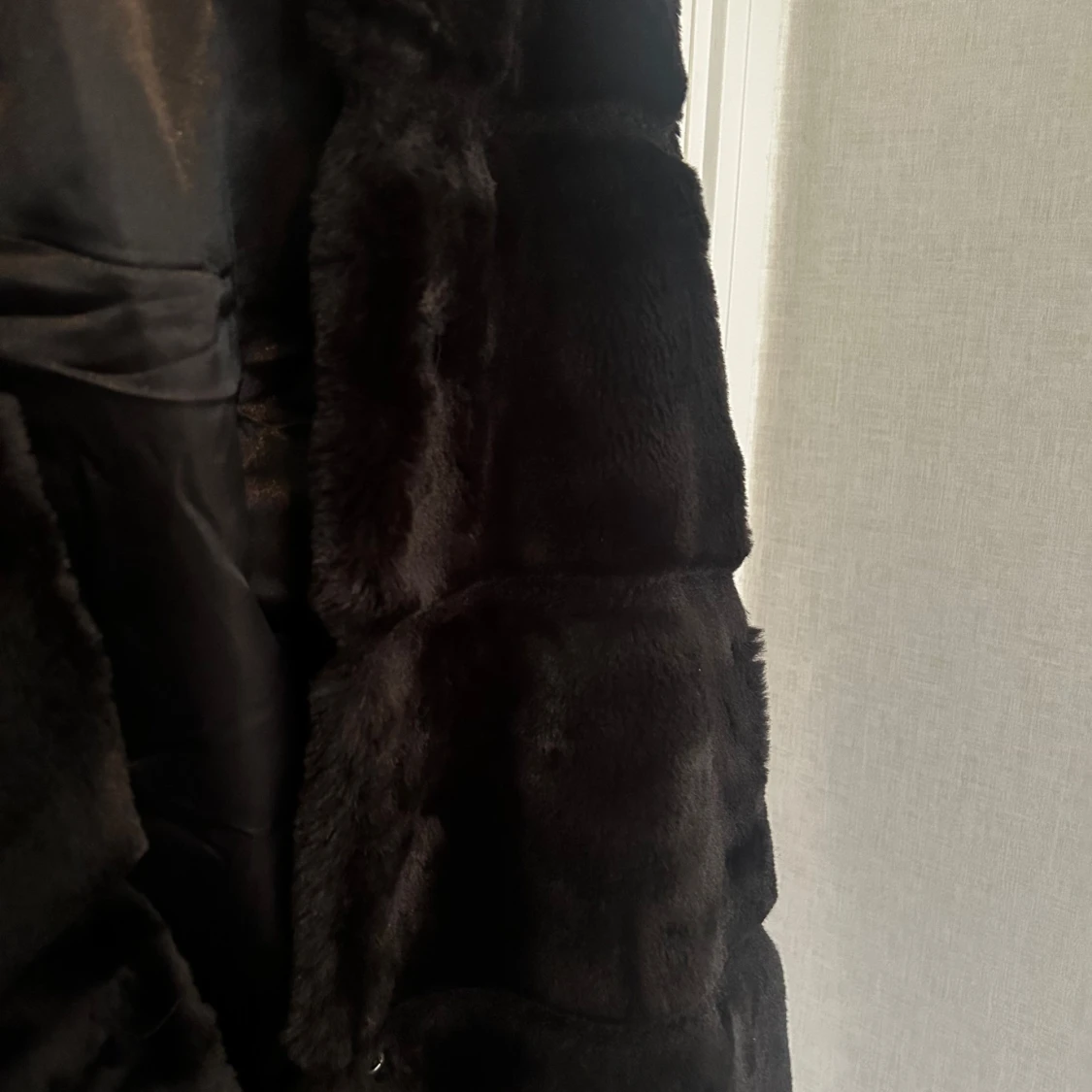 Svart pälsjacka med knappar - 1