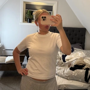 Vit basic t-shirt - Snygg basic t-shirt som är lite ”boxig” i modellen och köpt ifrån gina tricot🩷Knappt använd så den är som ny!!