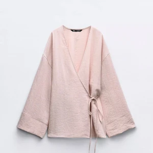 Zara - Rosa Kimono  - Säljer en stilren rosa kimono från Zara. Toppen har vida, långa ärmar och en djup v-ringning. Perfekt för dig som gillar minimalistisk och avslappnad stil. Det är oanvänd! Det är lite svårt att style när byxan är inte med:(