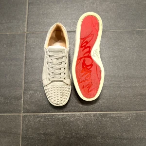 Gråa Christian Louboutin i storlek 39 - Gråa Christian Louboutin i storlek 39 i bra skick. Skorna är köpta från Christian Louboutin för 8800kr. Jag har haft skorna i 6 månader och har använt dem sparsamt.Mitt pris är 4000kr. Priset är inte hugget i sten. Vid minsta funderingar kontakta mig