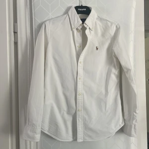 Ralph Lauren Skjorta - Tja, säljer ju denna jätte snygga ralph lauren skjortan! Den är i Storlek S och jätte fint skick! Hör av er vid frågor eller funderingar! Skjortan är i toppskick, priset är ej hugget i sten
