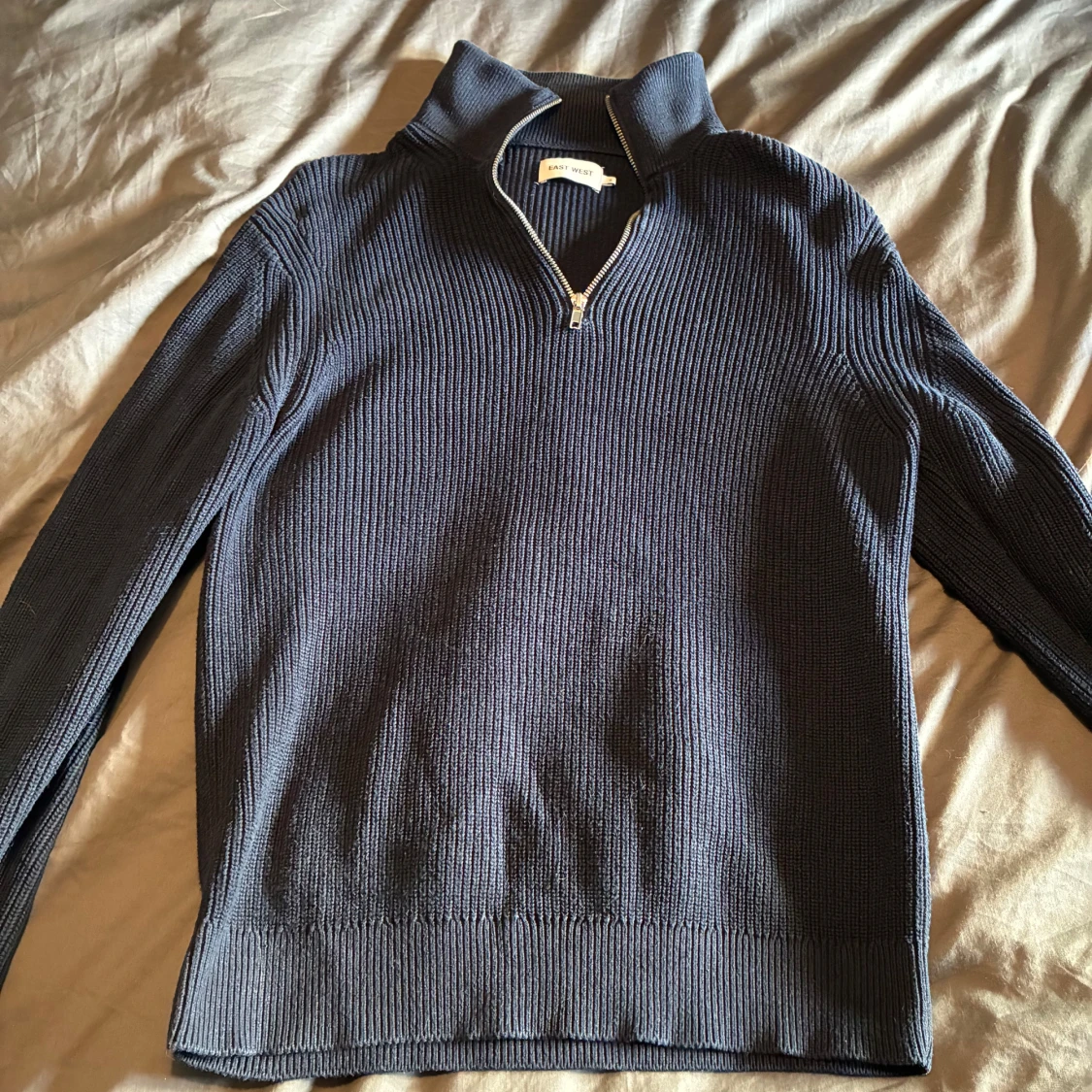 Mörkblå stickad tröja med dragkedja