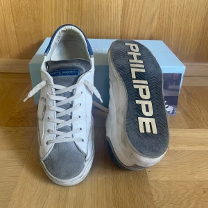 Philip model skor - Säljer nu dessa riktigt feta Philip model skor i storlek 40. Skorna köptes helt nya för ungefär 4500kr, kvitto går säkert att leta fram. Allt og ingår som ni ser på bilderna. Skorna är i riktigt bra skick därav priset. 
