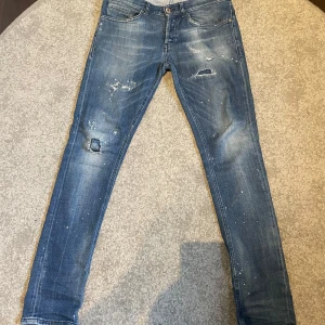 Dondup George Jeans  - Tja! Säljer nu dessa sällsynta Dondup George Jeansen  Storlek 31  Skick 10/10  nypris= ca 3400  Säljer för= 1299 (Säljs ej längre) Destroyed från fabrik!  Vid frågor är de bara att höra av sig!