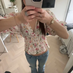Blommig blus/topp från H&M - Blommig blus från HM. Använd en gång och är u helt nytt skick. Storlek Xs