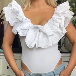 Body Zara - ‼️MINA BILDER‼️säljer denna otroliga body från Zara storlek S men passar mig med XS, säljs inte längre och så sjukt snygg🤍🤍 säljer då den tyvärr inte kommer till användning!💕💕