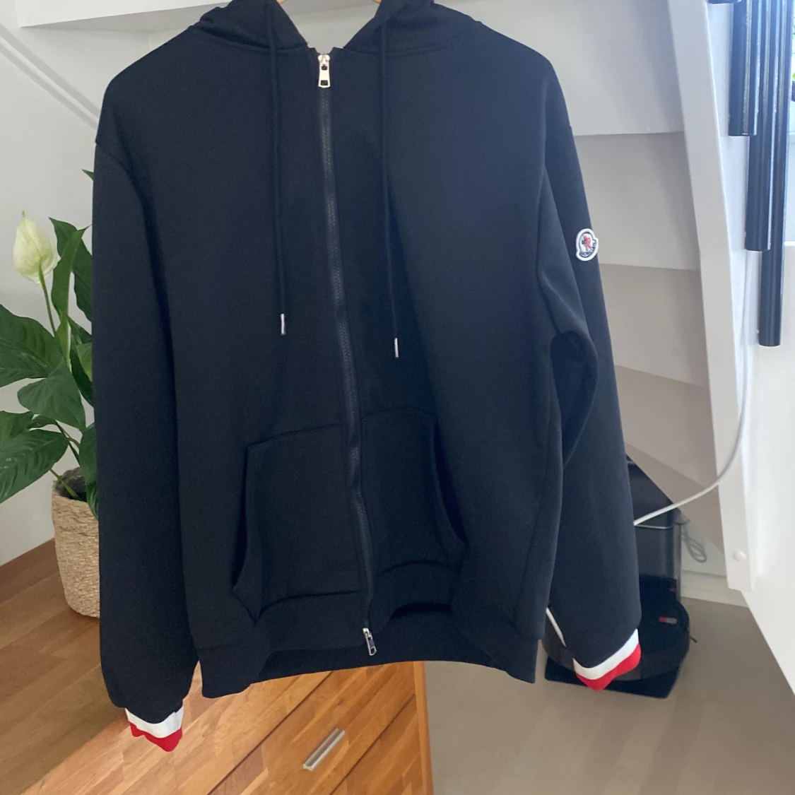 Svart hoodie med dragkedja från Moncler - 1