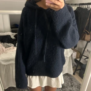 Mörkblå stickad hoodie - Mörkblå stickad hoodie perfekt nu till sommarkvällarna. Den är från Gina Tricot och är storlek M💗använd fåtal gånger 