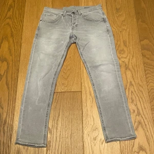 Dondup Jeans - Säljer mina domdup jeans i modellen George, storlek 31 i färgen grå. Skicket är väldigt bra, nypris ligger på ca 3599 men jag säljer endast för 1199.