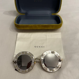 Gucci-solglasögon L’Aveugle Par Amour - Gucci-solglasögon L’Aveugle Par Amour  Toppskick! Nästan som nya eftersom de knappt har använts!  Underbart pärlemormönster  Levereras med etui och putsduk  Nyköpta online hos Fashionette för 415 €!  Hör gärna av dig vid intresse :) 