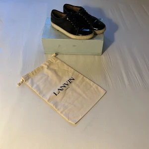 Mörkblå lanvins - Säljer nu mina lanvins. Bra skick, klassiska och passar till alla möjliga kläder och stilar👍Skorna är storlek 43 men passar mig som har 44!. Skriv vid minsta fundering! Priset är ej hugget i sten, gärna snabba affärer!😉