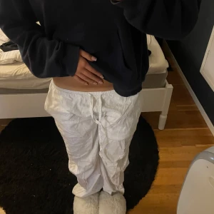 Vita linnebyxor med snörning - Linnebyxor från Vero Moda i strl S, aldrig använda! Så fina nu till sommaren. Jag är 1,65 och dom passar o längden bra💕💕💕