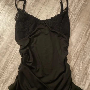 Svart spetslinne - Svart v ringat linne med spets, i bra skick knappt använd❤️ den har ingen lapp så vet inte vart den är ifrån. Skriv om ni har frågor!
