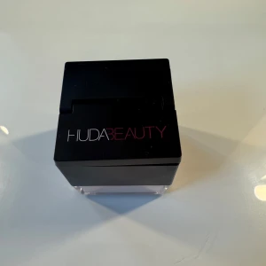 Huda Beauty löspuder - Huda Beauty löspuder i travel size i färgen peach pie💕Har endast provat de en gång men då färgen inte matchar alls har jag inte använt den. Som ni kan se är den helt fylld. På sista bilden ser ni att jag dragit loss puderpuffen som satt på locket, fick inte ut något löspuder och förstod inte hur den skulle användas så drog bort den så jag kunde ta en vanlig puderpuff vid sidan av och doppa i burken. Tycker det var väldigt mycket mer smidigt🥰Nypris-260kr