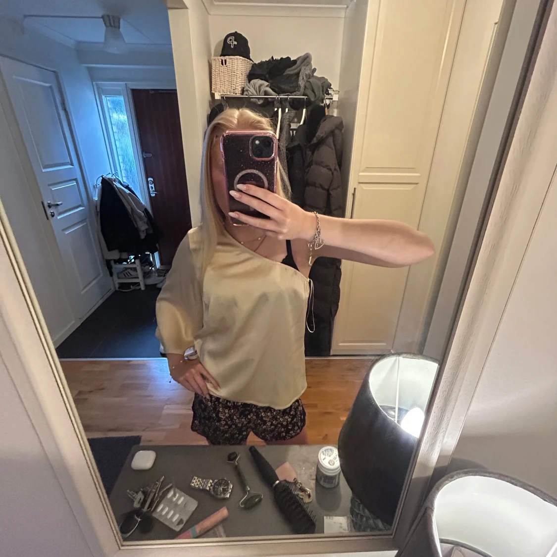 Champagnefärgad oneshoulder blus - 1