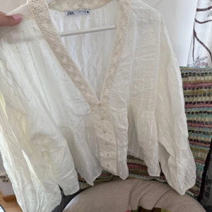 Zara blus  - Somrig blus från zara! Aldrig använd 