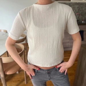 Vit T-shirt - Super söt T-shirt med lite specielt material!!