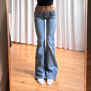 Lågmidjade bootcut jeans - Vintage från Freesoul💓midja 39 innerben 83 jae 165. Obs slitna hälar