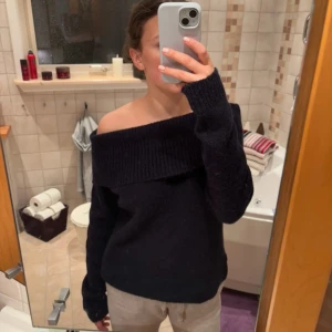Mörkblå offshoulder stickad tröja - Säljer en mörkblå stickad tröja med bred offshoulder-krage. Tröjan har lång ärm och en mysig, ribbad struktur upptill. Tröjan är från Gina Young och jag har endast använd den 1 gång. Snygg mörkblå färg! Storlek är 170 men skulle säga att den är en S. Prislapp ej kvar men verkligen nytt skick!!