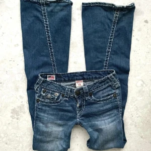 Vintage True Religion - (Välj PostNord för snabbare postning) Supersnygga true religion med bootcut! Midjemått omkrets: 72 cm, Innerbenslängd: 85 cm🌸