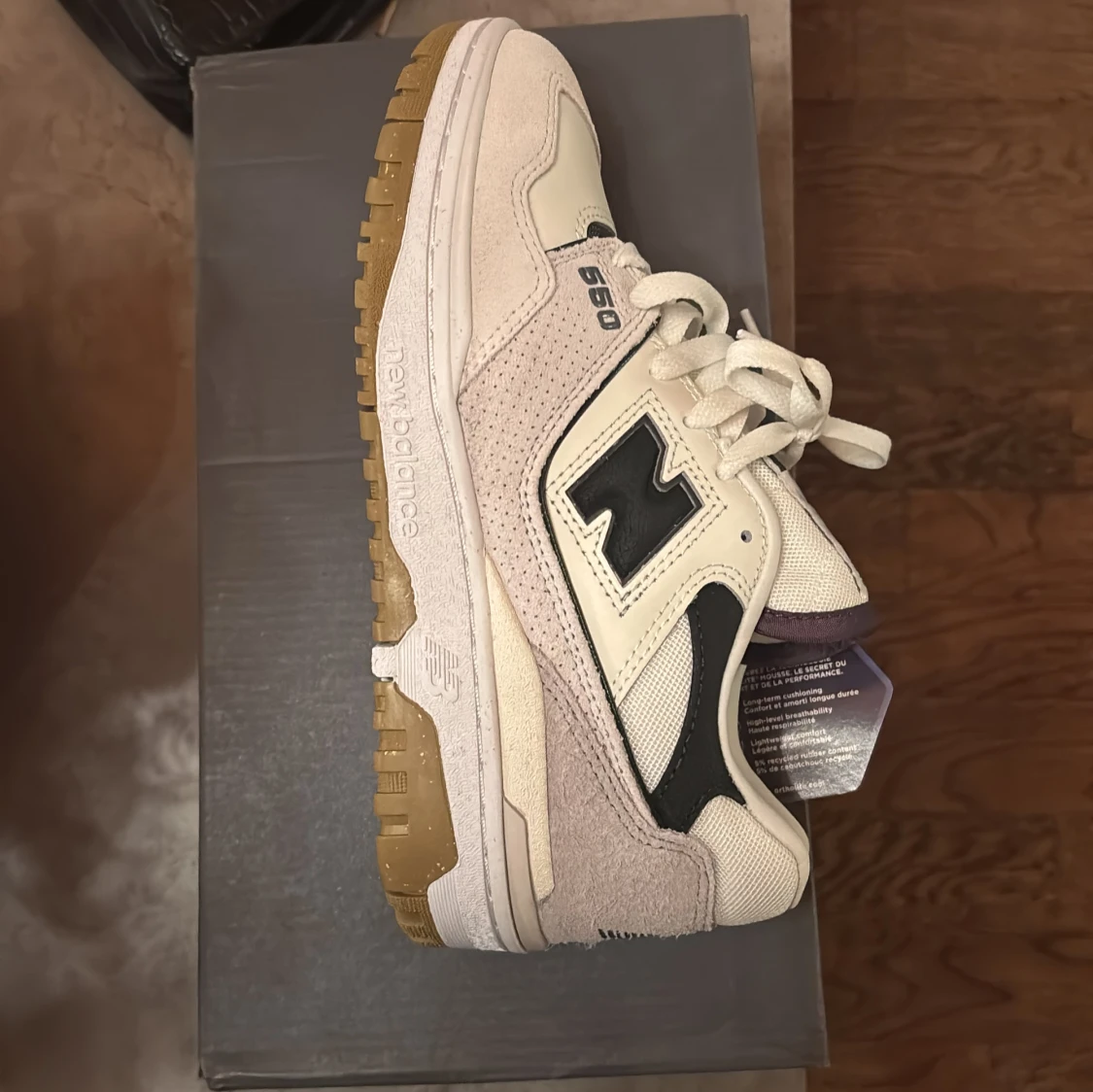 New Balance 550 sneakers i beige och svart - 4