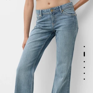 Blå jeans från Bershka - Klassiska blå jeans från Bershka med fem fickor och raka ben. Jeansen har normal passform och stängs med dragkedja och knapp. Snyggt slitna detaljer och ljus tvätt ger en avslappnad look.