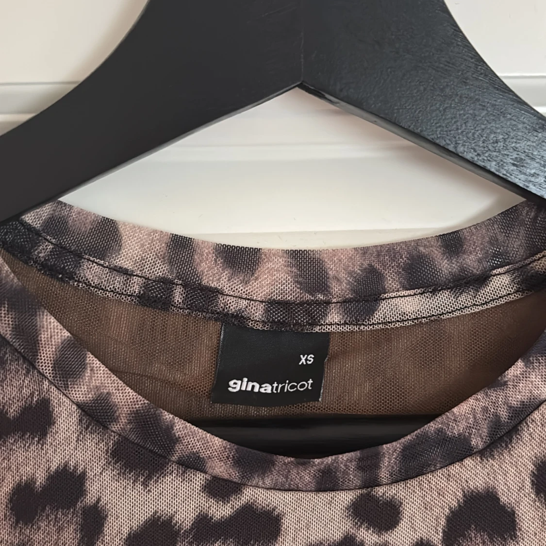 Leopardmönstrad långärmad topp från Gina Tricot - 1