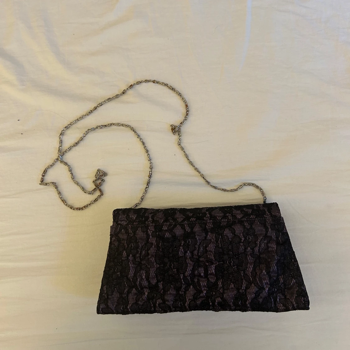 Svart spets kuvertväska med lila rosett - 2