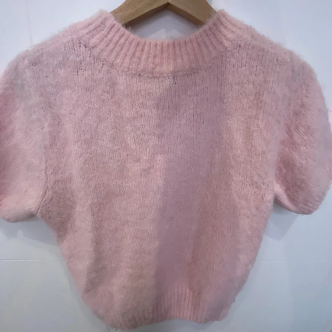 Kortärmad jusrosa stickad tröja från Gina Tricot - 1